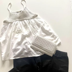 Linne Rabena Saloner - Väldigt fin Sommar linne, Rabena Saloner, strl S. Tyvärr så har den inte kommit till så stor användning för mig och hoppas att den får en ny ägare. Se mina övriga annonser! ❤️