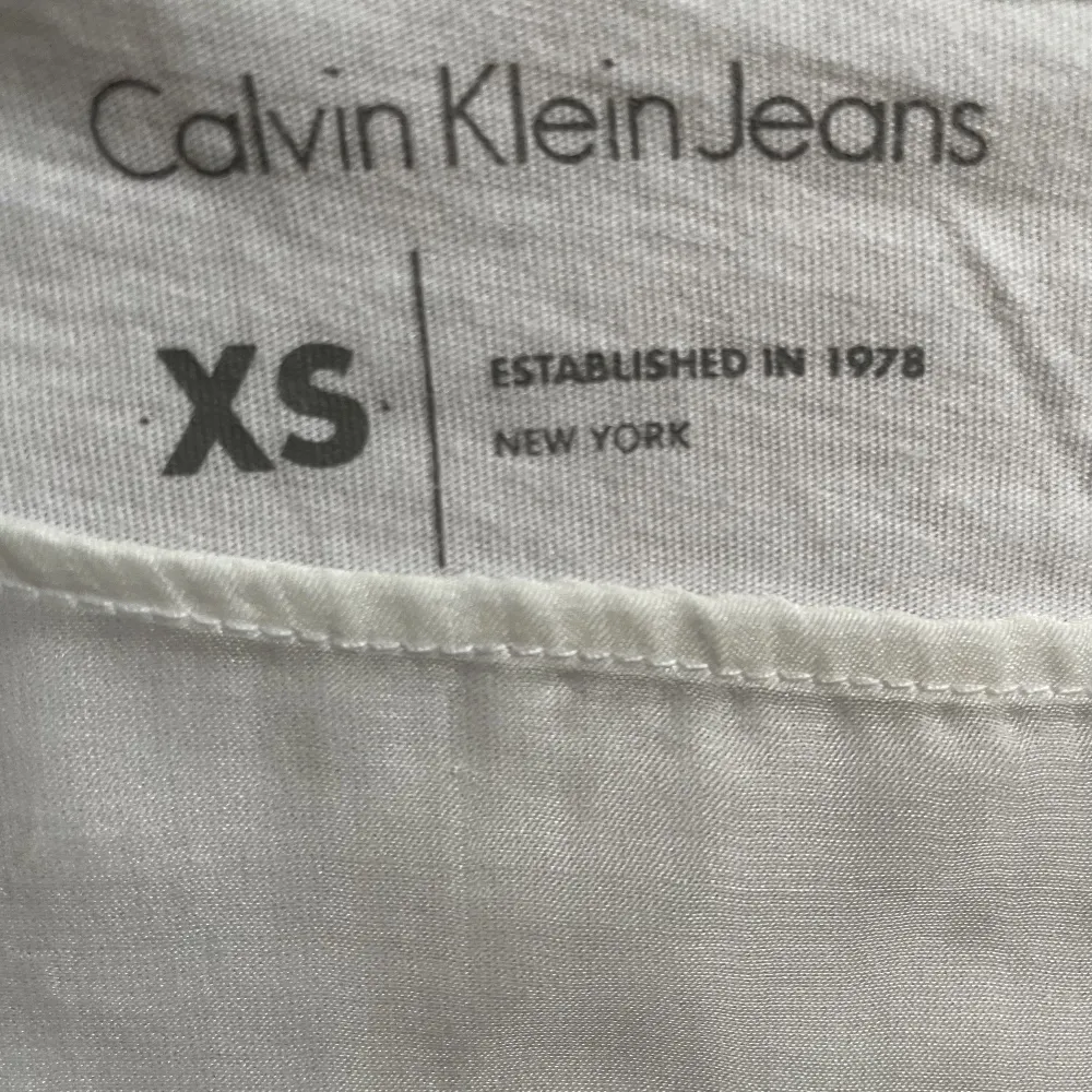 Fin t-shirt, Calvin Klein, strl XS. Tyvärr så har den inte kommit till så stor användning för mig och hoppas att den får en ny ägare. Se mina övriga aktioner! ❤️. T-shirts.