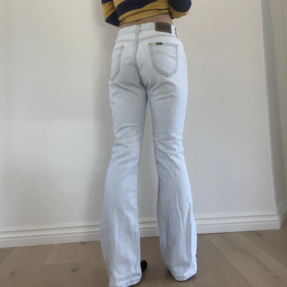 Super snygga bootcut jeans, jag är 1,65 cm lång, midjemåttet är 37 rakt över. Innerbenslängden är 79cm.. Jeans & Byxor.