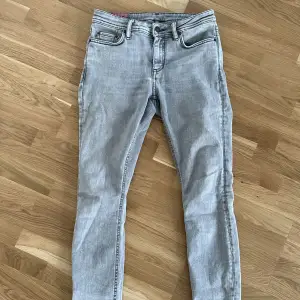 Kort midjat Acne jeans som inte används längre Dam
