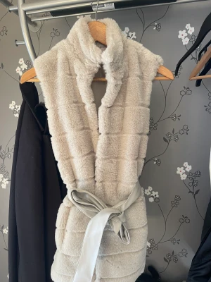 Längre väst, med knytband. - Hej säljer nu min väst som är i storlek 34, tidigare köpt från newyorker. Oanvänd och i samma skick som ny.