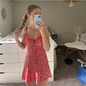 Blommig kläning från Zara - Perfekt sommarklänning med lite volanger och snörning. Köparen står för frakten.