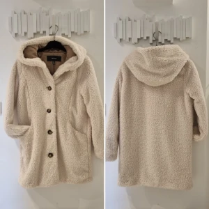 Jacka från Vero Moda - Helt ny jacka oanvänd med etikett som hänger kvar. Knappar och huva, lättfodrad. Skulle säga vår jacka. Kommer från ett rökfri och djurfri hem. 