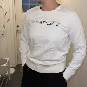 Vit sweatshirt från Calvin Klein.  Rensar ur min garderob inför våren 🌼. Kika och se om du ser något mer i min profil som du gillar så skickar jag med allt i samma paket! 🤩