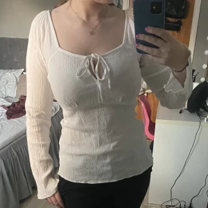 Blus - Söt blus, aldrig använd, slits i armarna.