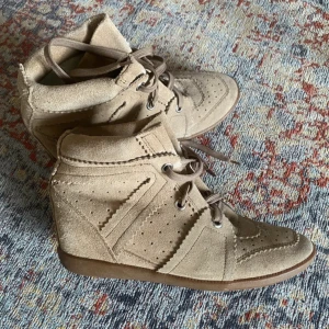 Isabel Marant skor  - Fina isabel marant skor i mycket bra skick. Sulstorlek 42 men passar definitivt 40, innersulan är 26 cm!! Säljer då de inte kommer till användning. Svarar gärna på frågor och skickar fler bilder💞