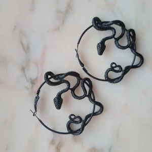 1 par svarta ormörhängen🥰🐍 - Svarta Ormörhängen🐍🖤 Super snygga, men har aldrig används tyvärr😌. Köpte dom ganska dyrt om jag kommer ihåg rätt! Så 25 kr!!🔥