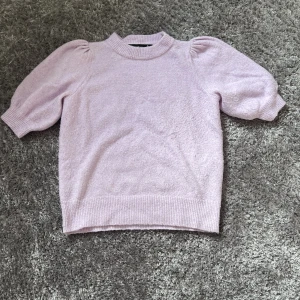 Stöt stickad topp - jättesöt stickad topp med skönt material💗 strl XS men den skulle passa S också, knappt använd