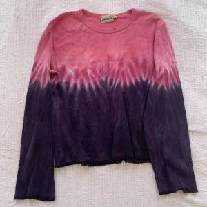 Tiedye tröja - Grym tröja i perfekta vårfärger💘💘💘 det står storlek L men passar även mig som är XS/S ✨ 