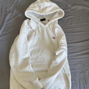 Dickies hoodie - En vit dickies hoodie i storlek M, varan är i bra skick 