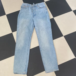 Mom jeans HM (34)  - Mom-jeans, ultra highwaist från HM i fint skick.