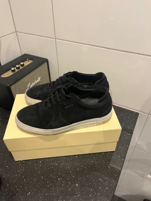 Arigato skor - Säljer nu dessa arigato platform suede! Nypris 2200kr. De är fortfarande i fint skick och har tagits hand om väl. Hör av dig för frågor eller något annat. Mitt pris 999kr