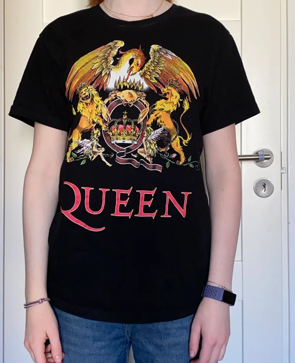 En super snygg t-shirt med Queen tryck i storlek S. Nyskick och använd fåtalet gånger. T-shirts.