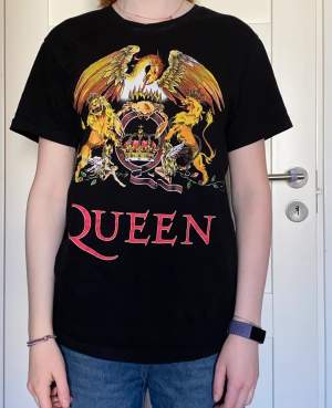 En super snygg t-shirt med Queen tryck i storlek S. Nyskick och använd fåtalet gånger