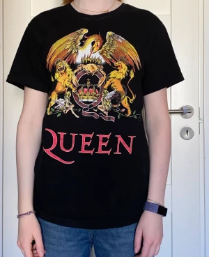 Band tröja - En super snygg t-shirt med Queen tryck i storlek S. Nyskick och använd fåtalet gånger