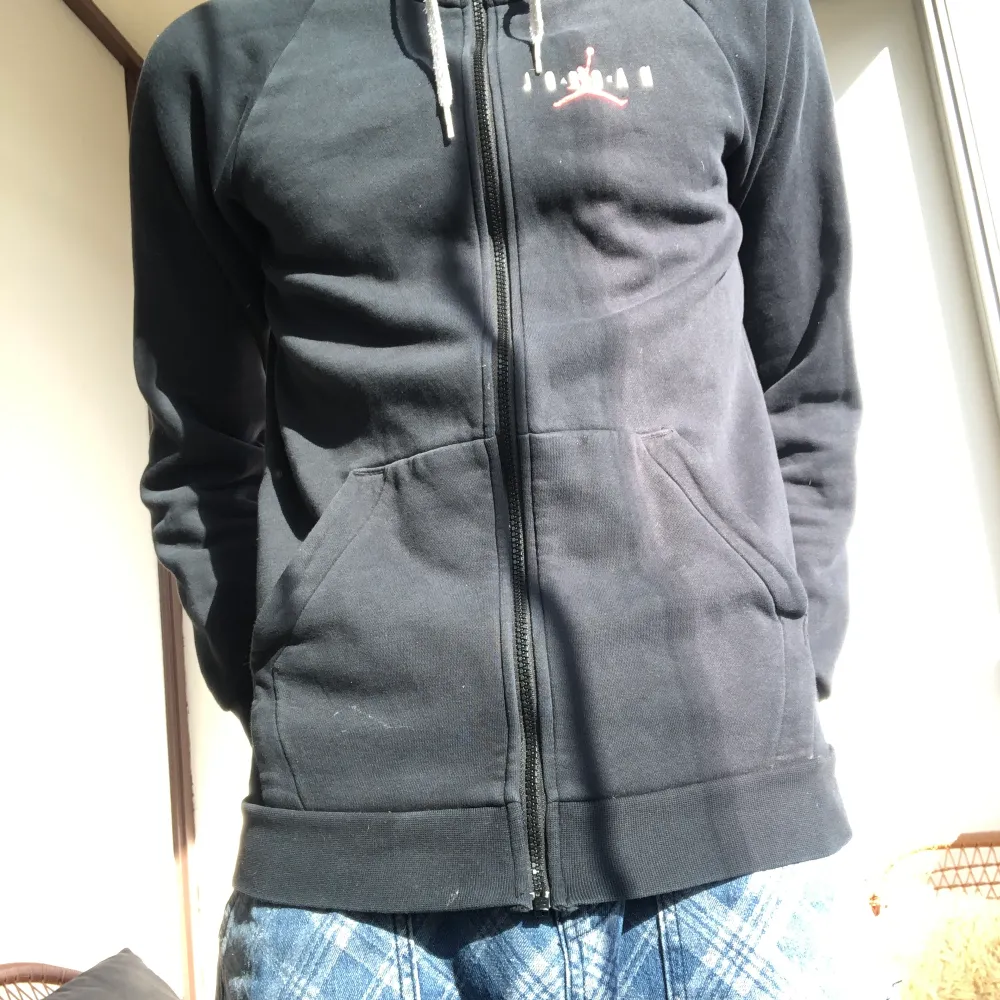 Stretchig hoodie i perfekt passform storlek xs, jag är 185 och den passar bra. Orginalpris 600kr.. Hoodies.