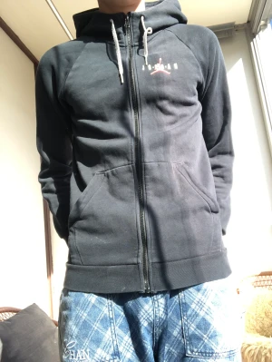 Air Jordan hoodie - Stretchig hoodie i perfekt passform storlek xs, jag är 185 och den passar bra. Orginalpris 600kr.