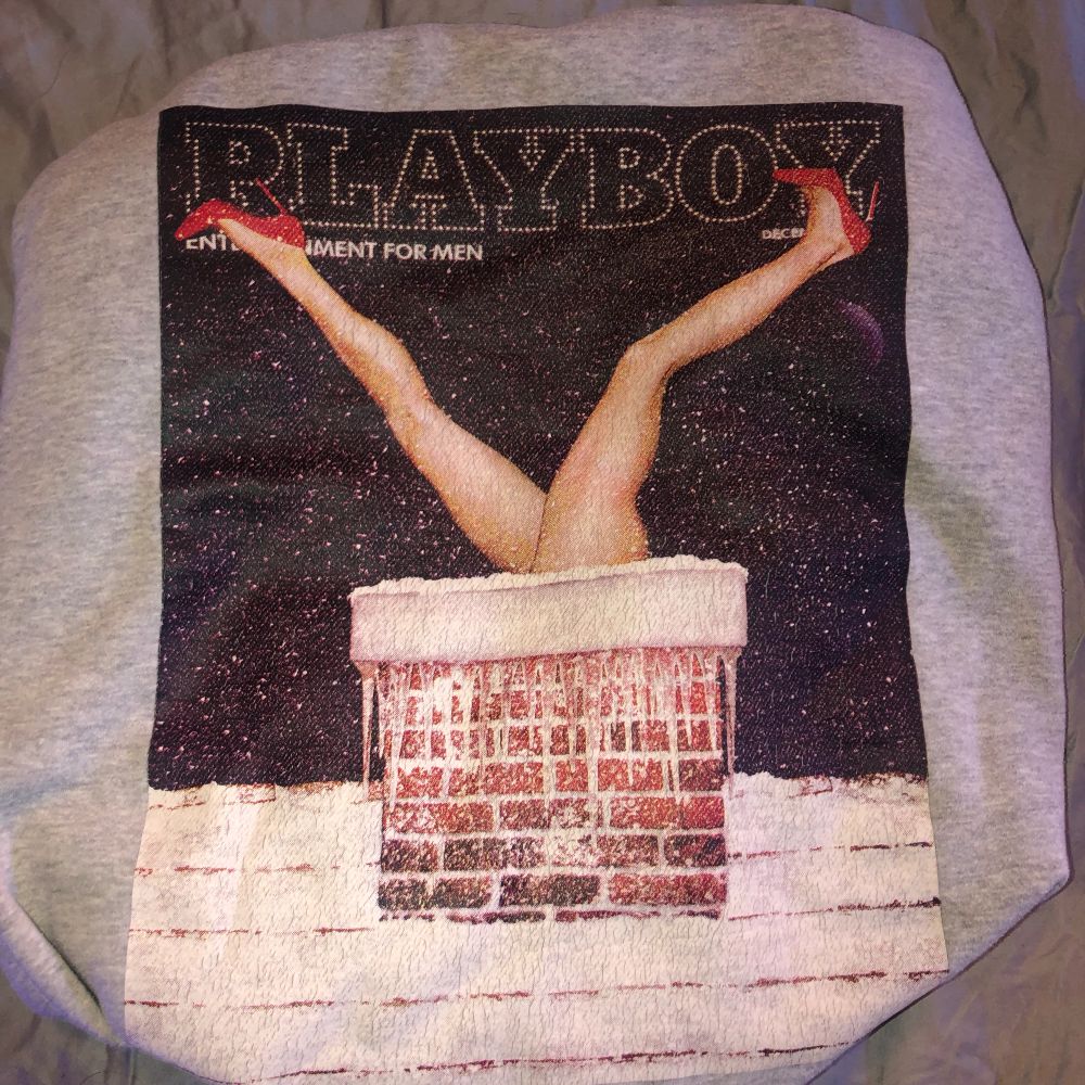 En fin grå Playboy sweatshirt köpt för ett år sen i storlek S men sitter oversized💕. Väl använd men i bra skick. Säljer då jag rensar garderoben☺️. Huvtröjor & Träningströjor.