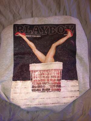 En fin grå Playboy sweatshirt köpt för ett år sen i storlek S men sitter oversized💕. Väl använd men i bra skick. Säljer då jag rensar garderoben☺️