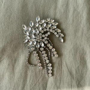 Magiskt hårsmycke/spänne - Ett underbart hårspänne i strass och lite vintage/20-talsstil från Zara som jag köpte till mitt bröllop men som aldrig kom till användning. Perfekt till fest, bal, dop eller när man bara vill känna sig riktigt tjusig. Spänne i bak, se bilder! 