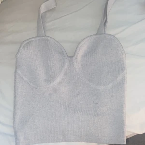 Topp - En simpel fin topp! Grå och i fint skick!