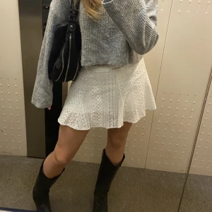 Vit broderad kjol - Vit kjol som är perfekt till sommaren!💕