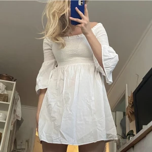 Vit klänning - Säljer denna söta klänning eftersom den inte kommer till användning💕