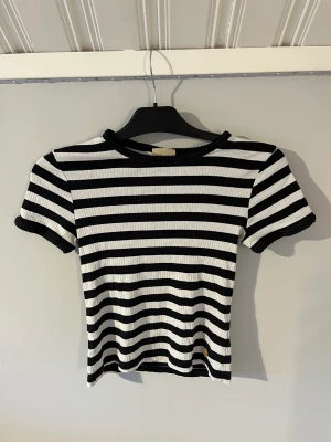 Tröja  - En fin svart vit randig tröja, stolek 158/164