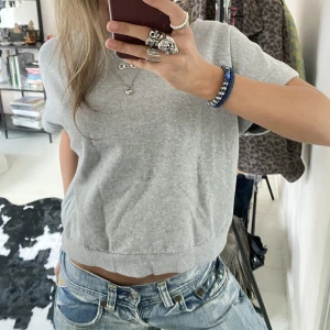 Kortärmad sweatshirt med tryck - Såå cool kortärmad sweatshirt med broderi på ryggen