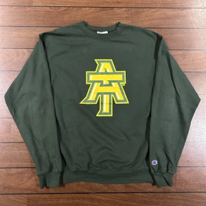 Champion AT Sweatshirt  - Snygg Vintage sweatshirt i storlek L! Bara att skriva om du undrar över något🙏