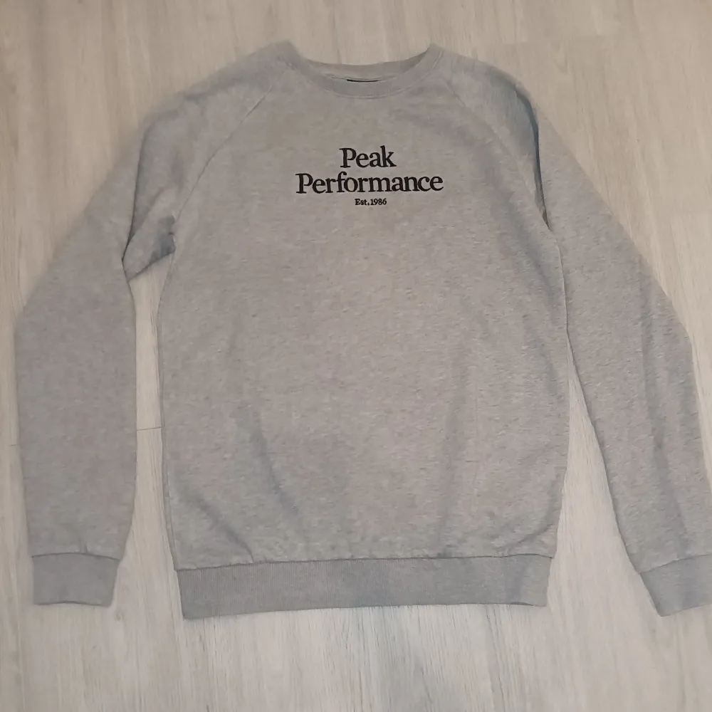 Säljer en peak performance hoodie. Har använt den ca 5 gånger. Har ej kvittot.. Hoodies.