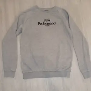 Säljer en peak performance hoodie. Har använt den ca 5 gånger. Har ej kvittot.