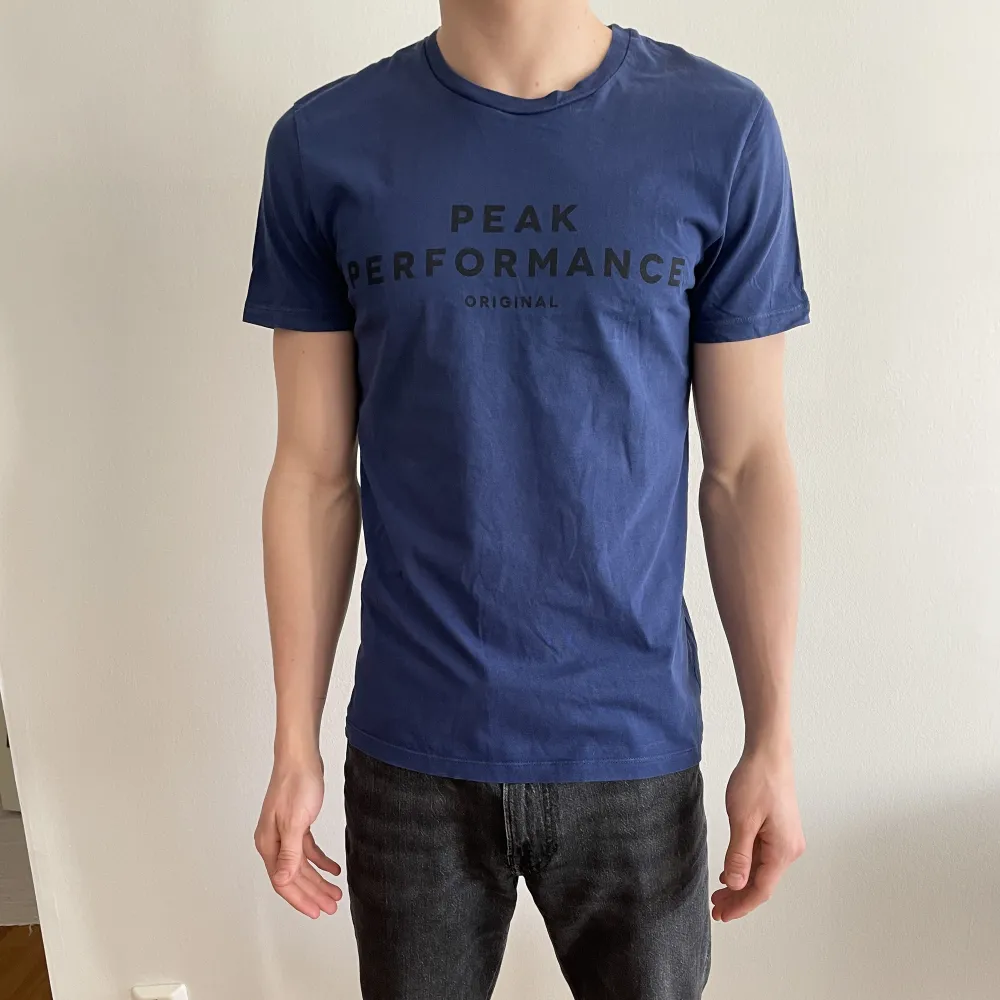 En fin blå t-shirt från Peak Performance,stilren och bekväm i mycket bra skick!. T-shirts.