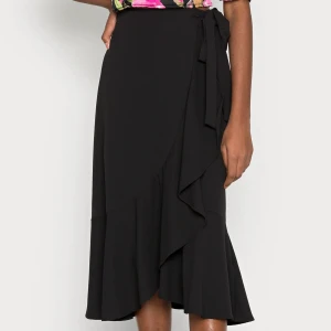 Omlottkjol  - Fran omlottkjol från Gina Tricot i storlek 36. Färgen svart.