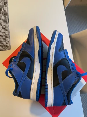 Nike dunk Low hyper cobalt - Snygga och knappt använda! Säljer på grund av att jag inte använder dem! Ny pris: 2999kr Kan diskutera pris!