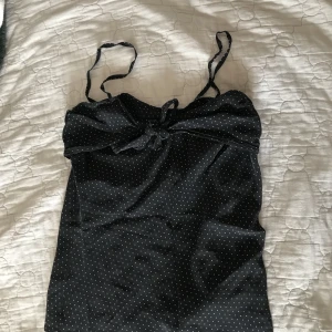 Prickigt linne - Säljer denna as söta toppen från gamla h&m. Den kommer inte till användning pga att den är alldeles för liten i bysten.