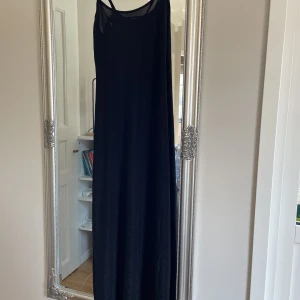 Svartglittrig långklänning  - Långklänning fårn Nelly. Väldigt glittrig. 