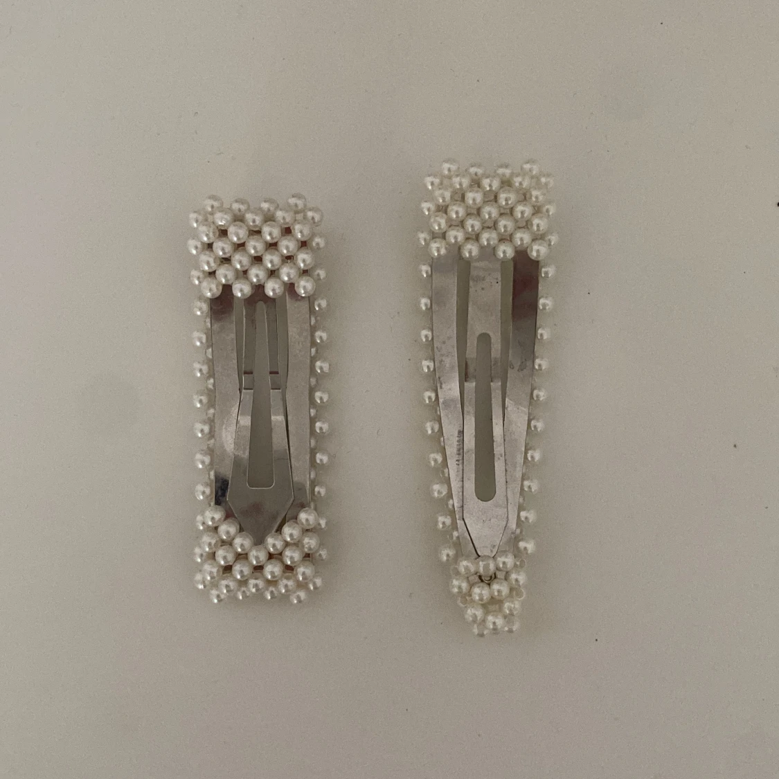 vita pärl hårspännen 🤍 - 90