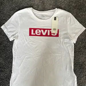 Oanvänd t-shirt. Prislapp kvar