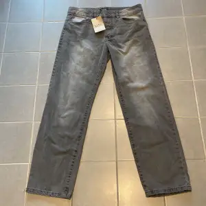 Säljer! Jag säljer nu ett par helt nya jeans från Boohooman.  Säljer pga fel storlek köpt. Nypris 250 kr!  Köparen står för frakten. ✨
