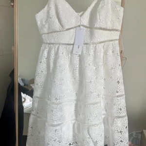 Studentklänning - Så fin klänning som fungerar perfekt både till studenten eller konfirmation. Tänkte ha den till studenten, men hittade en annan som passade mig bättre och därav säljer jag den. Den är helt oanvänd och prislappen är kvar!💞 Står strl38 men skulle säga 36💞