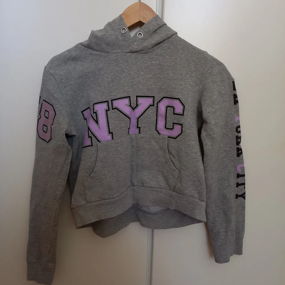 En grå tröja med NYC text. Använd men inte ofta. . Hoodies.