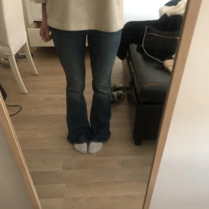 Lågmidjade jeans  - Lågmidjade blå jeans med snygg tvätt 