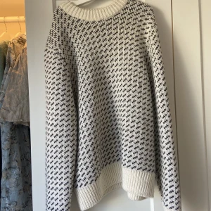 Stickad tröja  - Säljer min jätte fina stickade tröja som bara inte kommer till användning men är i nyskick, nypris ligger runt 700kr💕