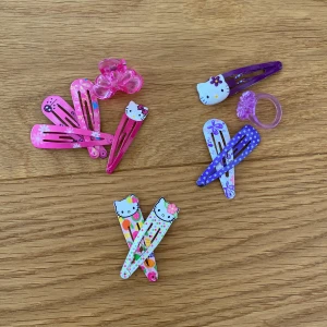 Hellokitty hårspännen - Tre kit i ett för 10kr! Det finns 9 hårspännen, en ring och en rosett-liknande klämma. Är du intresserad skriv gärna till mig, frakten är hyfsat billig och hårspännena är i bra skick! Brukar helst ta emot betalningar med Swish och skickar bild på paketet!