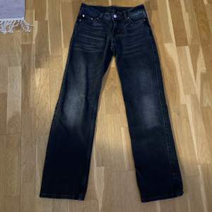 Säljer dessa fina jeans från weekday. Det är i jätte bra stick och är storlek 24/32! Färgen är Noir Black.