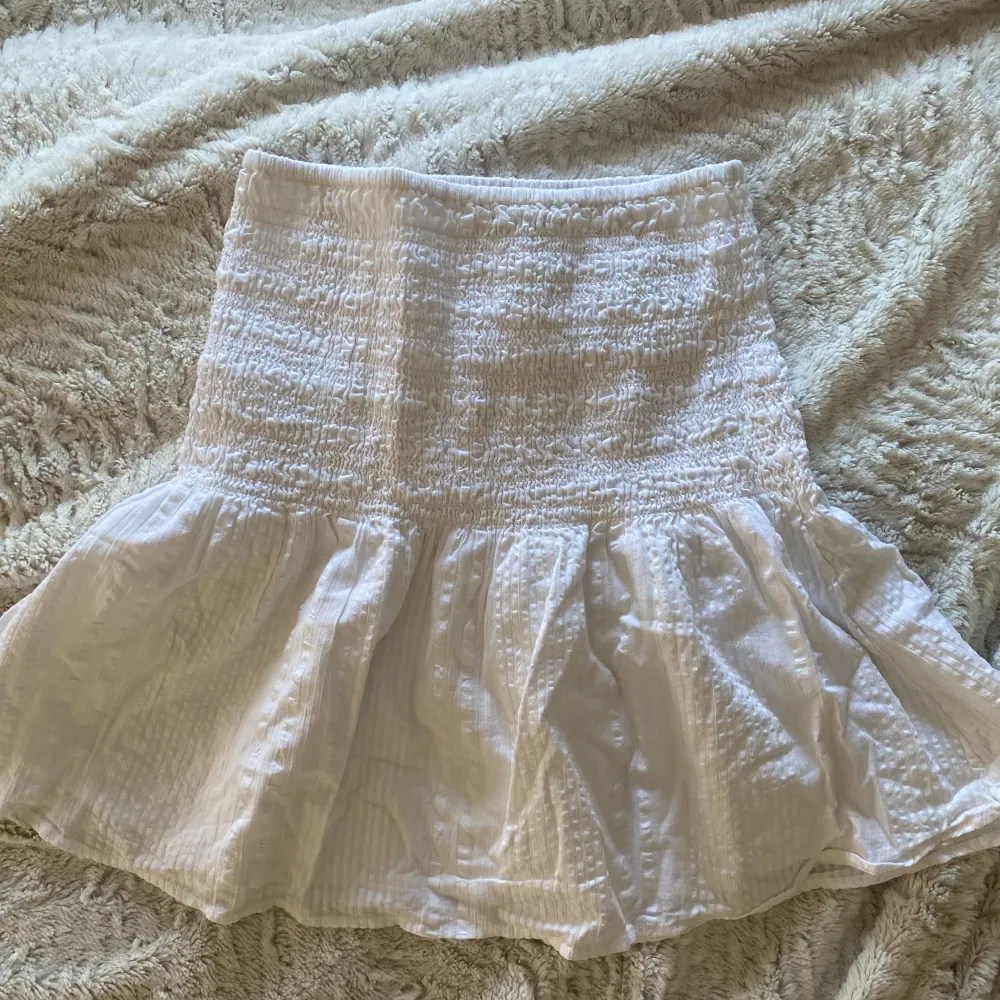 Vit kjol från Cubus. Köpt för 499kr för ca ett år sen men aldrig använd. Kan både användas som lågmidjade samt högmidjad. Väldig stretchig!🫶🏼🤍. Kjolar.