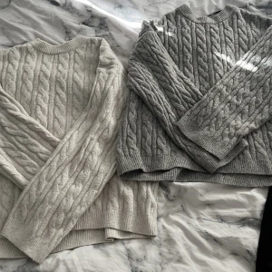 Tröjor - Två ull tröjor från H&M! Den beiga är lite större än den gråa! Gott skick båda två!😍