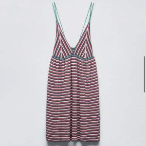 Superfin klänning från ZARA i storlek S. Perfekt till sommaren eller stranden! Aldrig använd endast testad, prislapp kvar!💕 