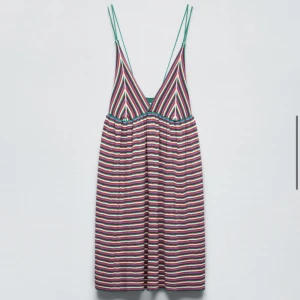 Klänning Zara - Superfin klänning från ZARA i storlek S. Perfekt till sommaren eller stranden! Aldrig använd endast testad, prislapp kvar!💕 